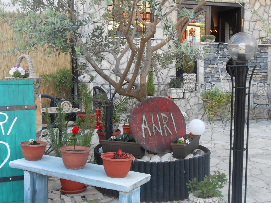 מוסטר Villa Anri מראה חיצוני תמונה