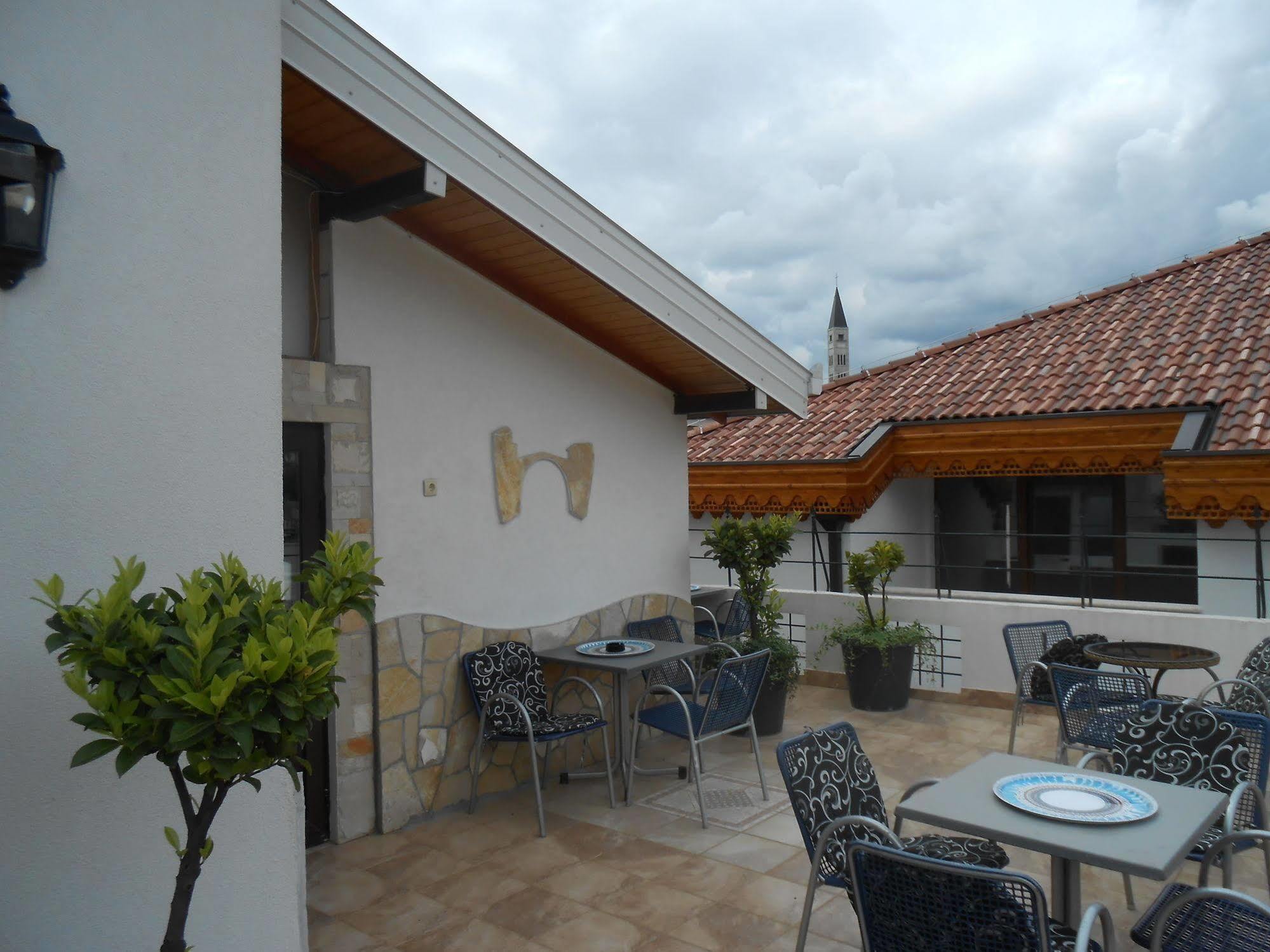 מוסטר Villa Anri מראה חיצוני תמונה