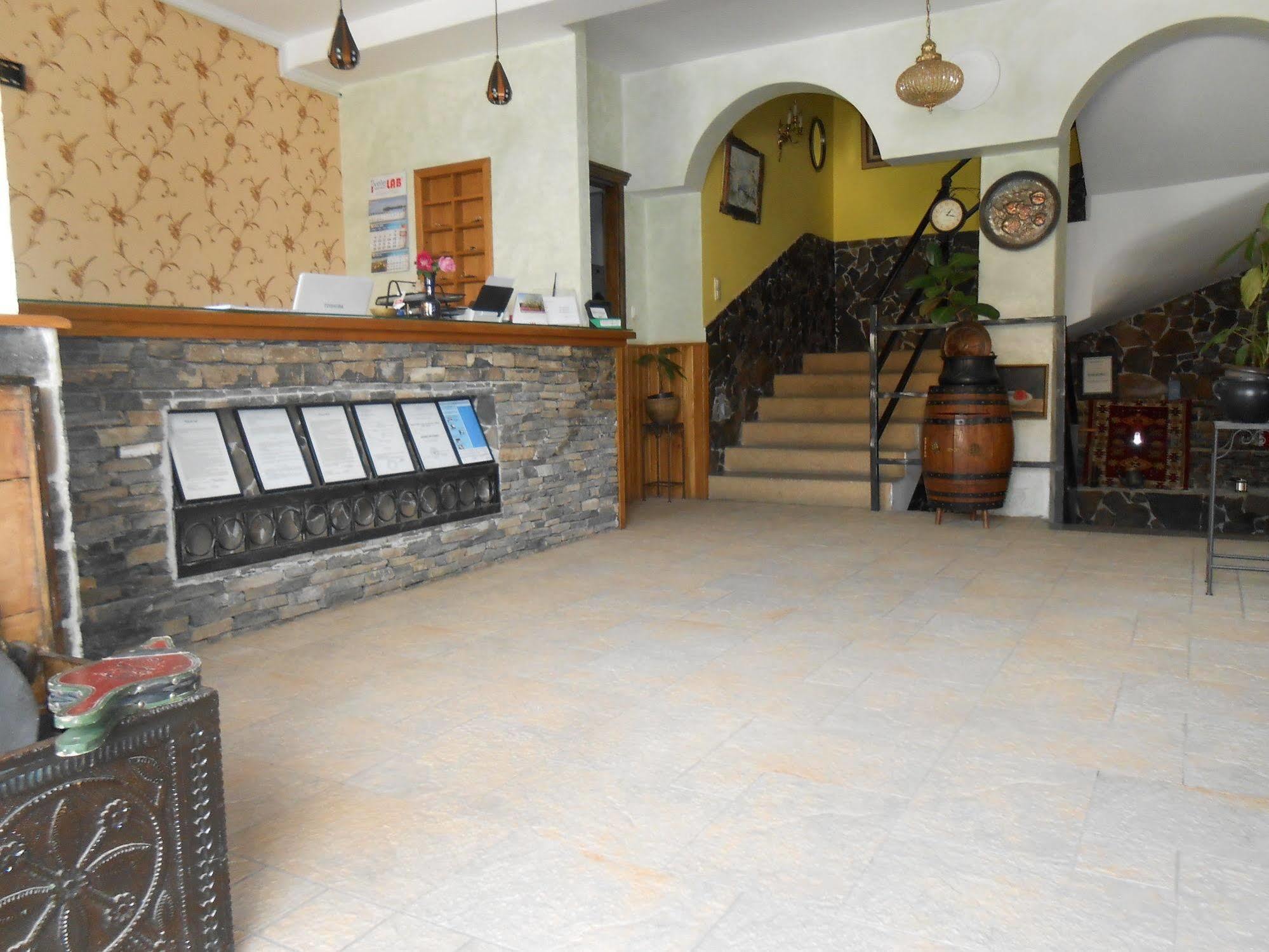 מוסטר Villa Anri מראה חיצוני תמונה